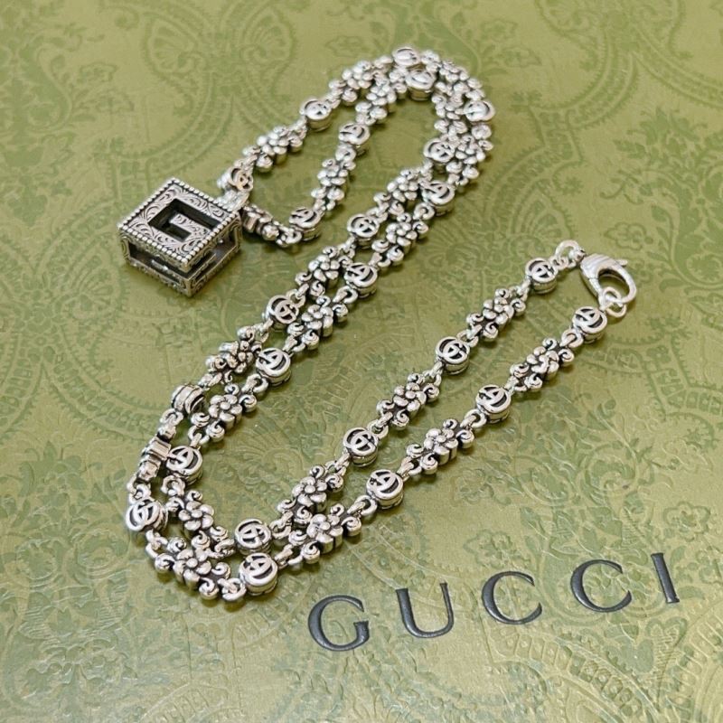 G*u*i necklaces